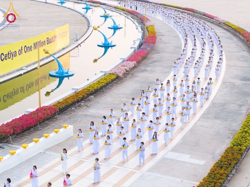 ภาพ No.63120:โครงการอุปสมบทหมู่ บูชาธรรมหลวงพ่อธัมมชโย พ.ศ.2567 ณ ลานธรรม พระมหาธรรมกายเจดีย์ วัดพระธรรมกาย วันที่ 13 เมษายน พ.ศ.2567