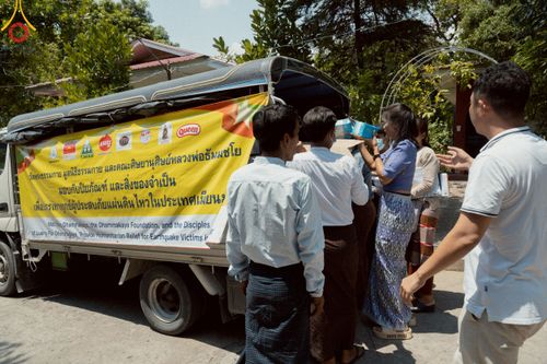 ภาพ No.220284:วันที่ 17 เมษายน พ.ศ. 2568 ผู้แทนวัดพระธรรมกาย ลงพื้นที่เยียวยา ซับน้ำตาเหยื่อแผ่นดินไหวมัณฑะเลย์