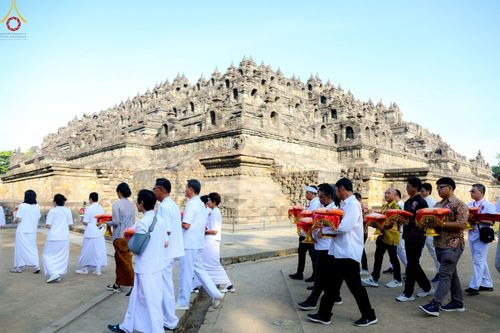 ภาพ No.103038:พิธีวันทาเจดีย์ พิธีเวียนประทักษิณ ธรรมทายาทชาวอินโดนีเซียกว่า 1,000 คน ณ มหาเจดีย์บุโรพุทโธ ประเทศอินโดนีเซีย ในวันที่ 19 ธันวาคม พ.ศ. 2566