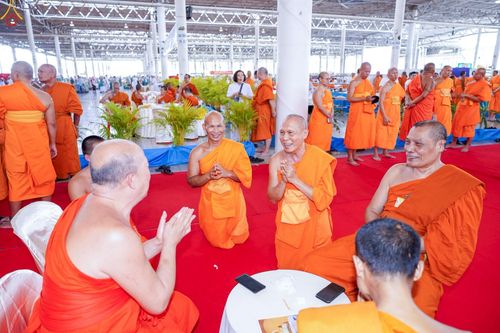 ภาพ No.235913:วันที่ 3 สิงหาคม พ.ศ. 2568 ภาพบรรยากาศ การต้อนรับปฎิสันถาร ของคณะสงฆ์ ในวันสมาธิโลก พิธีถวายมหาสังฆทาน 2,000 กว่าวัด ณ วัดพระธรรมกาย