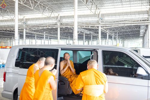 ภาพ No.321978:วันที่ 12 -13 เมษายน พ.ศ.2569 การเตรียมกล่องไทยธรรม + การขนย้ายเก้าอี้ เพื่องานถวายมหาสังฆทาน 40,000 กว่าวัดทั่วประเทศ วันคุ้มครองโลก 22 เมษายน พ.ศ.2569 วัดพระธรรมกาย