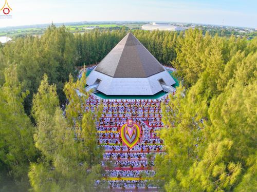 ภาพ No.287516:วันที่ 3 มกราคม พ.ศ. 2569 พิธีต้อนรับพระธรรมยาตรา ในโครงการธรรมยาตรา กตัญญูบูชา มหาปูชนียาจารย์ พระมงคลเทพมุนี(สด จนฺทสโร) พระผู้ปราบมาร อนุสรณ์สถาน 7 แห่ง ปีที่ 14 ณ อนุสรณ์สถานมหาวิหารพระมงคลเทพมุนี (โลตัสแลนด์) อ.สองพี่น้อง จ.สุพรรณบุรี