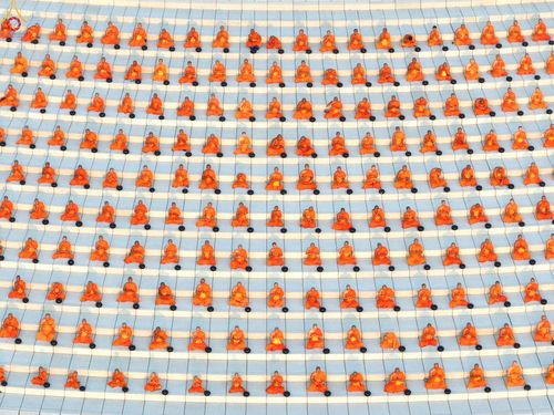 ภาพ No.279745:วันที่ 1 มกราคม พ.ศ.2569 พิธีตักบาตรในวันขึ้นปีใหม่ ณ ลานธรรม วัดพระธรรมกาย