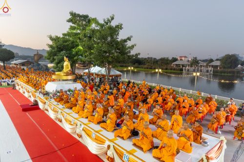 ภาพ No.282561:วันเสาร์ที่ 20 ธันวาคม พ.ศ.2568 พิธีตักบาตรพระ 10,000 รูป (ชุด 2) เนื่องในโอกาส 194 ปี จังหวัดกาญจนบุรี และอุทิศส่วนกุศลให้แด่บรรพชนทั้งหลาย บริเวณถนนสองแคว (Skywalk) เมืองกาญจนบุรี