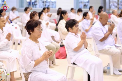 ภาพ No.284944:วันอาทิตย์ที่ 14 ธันวาคม พ.ศ.2568  พิธีปฏิบัติธรรม พิธีถวายภัตตาหารเป็นสังฆทาน พิธีมอบต้นสมบัติจักรพรรดิ ถวายแด่เจ้าอาวาสและประธานสงฆ์ 236 ศูนย์ส่งเสริมศีลธรรมทั่วโลก ณ สภาธรรมกายสากล วัดพระธรรมกาย