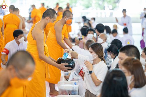 ภาพ No.80311:พิธีตักบาตรฉลองพระใหม่ ในโครงการบรรพชาอุปสมบทหมู่วันคุ้มครองโลก ณ สภาธรรมกายสากล วัดพระธรรมกาย วันอาทิตย์ที่ 16 เมษายน พ.ศ.2566