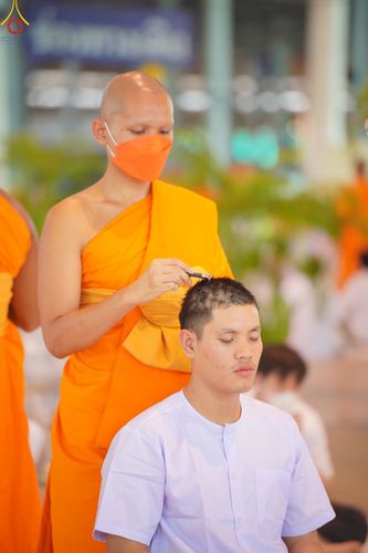 ภาพ No.83581:พิธีตัดปอยผมและปลงผม ในโครงการบรรพชาอุปสมบทหมู่ ธรรมทายาทรุ่นเข้าพรรษา ณ วัดพระธรรมกาย วันอาทิตย์ที่ 16 กรกฎาคม พ.ศ.2566