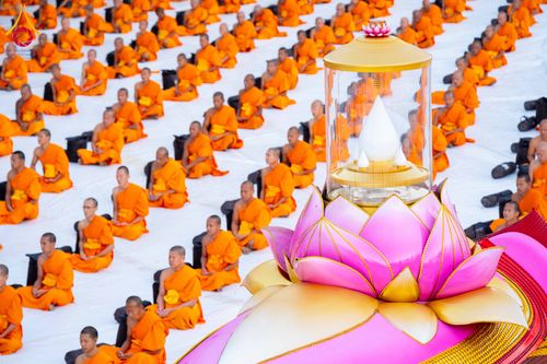 ภาพ No.290606:วันที่ 8 มกราคม พ.ศ. 2569 พระธรรมยาตราปฏิบัติธรรม และถ่ายภาพหมู่ประวัติศาสตร์ ในโครงการธรรมยาตรา กตัญญูบูชามหาปูชนียาจารย์ พระมงคลเทพมุนี(สด จนฺทสโร) พระผู้ปราบมาร อนุสรณ์สถาน 7 แห่ง ปีที่ 14 ณ อนุสรณ์สถานคลองบางนางแท่น อ.สามพราน จ.นครปฐม