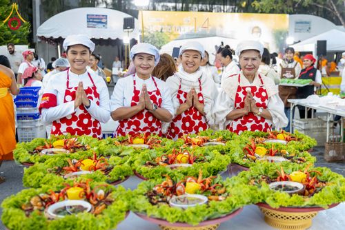 ภาพ No.293502:วันที่ 13 มกราคม พ.ศ. 2569 พิธีถวายภัตตาหารเป็นสังฆทาน แด่พระธรรมยาตรา ณ อนุสรณ์สถานมหาวิหารพระมงคลเทพมุนี (โลตัสแลนด์) อ.สองพี่น้อง จ.สุพรรณบุรี ในโครงการธรรมยาตรา กตัญญูบูชา มหาปูชนียาจารย์ พระมงคลเทพมุนี(สด จนฺทสโร) พระผู้ปราบมาร อนุสรณ์สถาน 7 แห่ง ปี