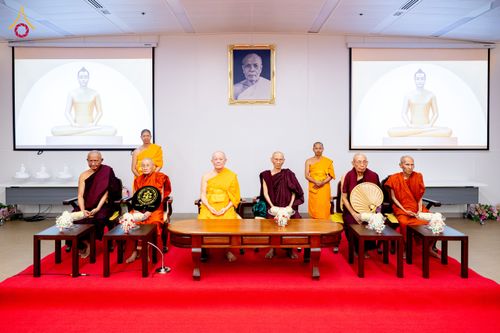 ภาพ No.325604:วันที่ 24 เมษายน พ.ศ.2569 หลวงพ่อทัตตชีโว รองเจ้าอาวาสวัดพระธรรมกาย ถวายการต้อนรับและปฏิสันถารคณะสงฆ์เมียนมาร์