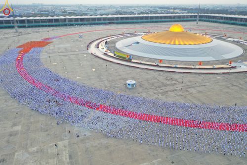 ภาพ No.79140:พิธีอัญเชิญองค์พระบรมพุทธเจ้า 24 องค์ เวียนประทักษิณรอบพระมหาธรรมกายเจดีย์ ณ วัดพระธรรมกาย  วันที่ 2 เมษายน พ.ศ. 2566