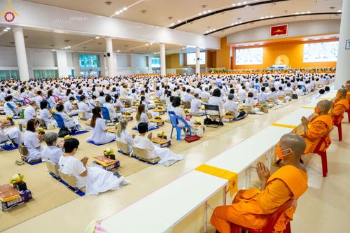 ภาพ No.84502:พิธีถวายผ้าอาบน้ำฝนและประทีปโคมไฟ ในวันอาสาฬหบูชา ณ ห้องแก้วสารพัดนึก 1 วัดพระธรรมกาย วันอังคารที่ 1 สิงหาคม พ.ศ. 2566