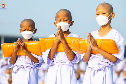 ภาพ No.79768:พิธีเวียนประทักษิณ ณ พระมหาธรรมกายเจดีย์ และพิธีวันทาเจดีย์ ในโครงการบรรพชาสามเณรฟื้นฟูพระพุทธศาสนาทั่วไทย วันเสาร์ที่ 8 เมษายน พ.ศ.2566