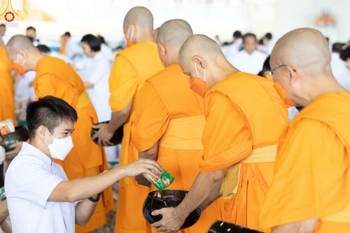 ภาพ No.82990:พิธีตักบาตร ณ บ้านแก้วเรือนทองคุณยายอาจารย์ฯ พิธีบูชาข้าวพระ ณ สภาธรรมกายสากล วัดพระธรรมกาย ในวันอาทิตย์ต้นเดือนที่ 2 ก.ค. พ.ศ.2566