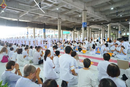 ภาพ No.84111:พิธีเวียนประทักษิณ พิธีวันทาเจดีย์ พิธีขอขมา และมอบผ้าไตร  ในโครงการบรรพชาอุปสมบทหมู่ธรรมทายาทรุ่นเข้าพรรษา และโครงการบรรพชาสามเณรโรงเรียนนานาชาติ รุ่นที่12 ในวันเสาร์ที่ 22 กรกฎาคม พ.ศ. 2566