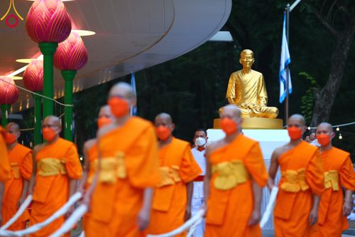 ภาพ No.89174:พิธีอัญเชิญรูปหล่อทองคำ  คุณยายอาจารย์มหารัตนอุบาสิกาจันทร์ ขนนกยูง เพื่อประดิษฐาน ณ มหาวิหารคุณยายอาจารย์ฯ เนื่องในวันครูผู้ค้นพบวิชชาธรรมกาย วันศุกร์ที่ 29 กันยายน พ.ศ. 2566