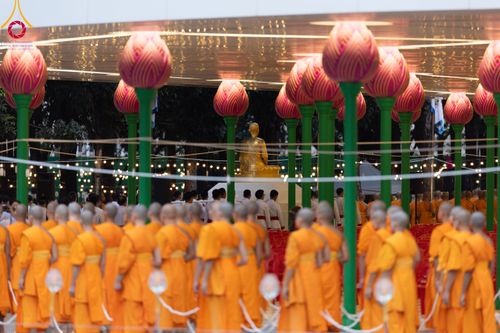 ภาพ No.89181:พิธีอัญเชิญรูปหล่อทองคำ  คุณยายอาจารย์มหารัตนอุบาสิกาจันทร์ ขนนกยูง เพื่อประดิษฐาน ณ มหาวิหารคุณยายอาจารย์ฯ เนื่องในวันครูผู้ค้นพบวิชชาธรรมกาย วันศุกร์ที่ 29 กันยายน พ.ศ. 2566