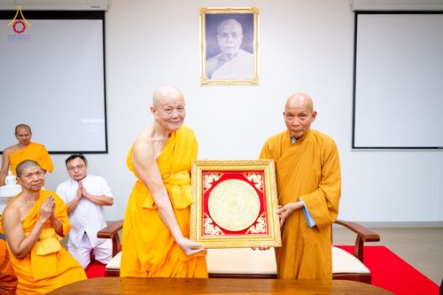 ภาพ No.324825:วันอังคารที่ 21 เมษายน พ.ศ.2569  หลวงพ่อทัตตชีโว รองเจ้าอาวาสวัดพระธรรมกาย ถวายการต้อนรับและปฏิสันถารคณะสงฆ์จากประเทศเวียดนาม