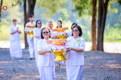 ภาพ No.285729:วันพุธที่ 10 ธันวาคม พ.ศ.2568  พิธีตอกเสาเข็มมงคลต้นสุดท้าย รองรับองค์พระเจดีย์เพื่อสร้างสันติภาพโลก ณ ศูนย์ปฏิบัติธรรมและศูนย์อบรมเยาวชน ชัยนาท