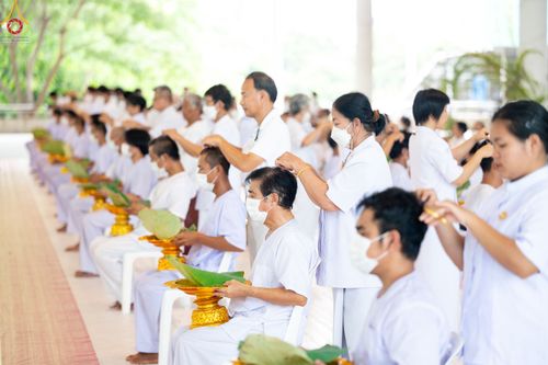 พิธีตัดปอยผมและปลงผม ในโครงการบรรพชาอุปสมบทหมู่ ธรรมทายาทรุ่นเข้าพรรษา ณ วัดพระธรรมกาย วันอาทิตย์ที่ 16 กรกฎาคม พ.ศ.2566