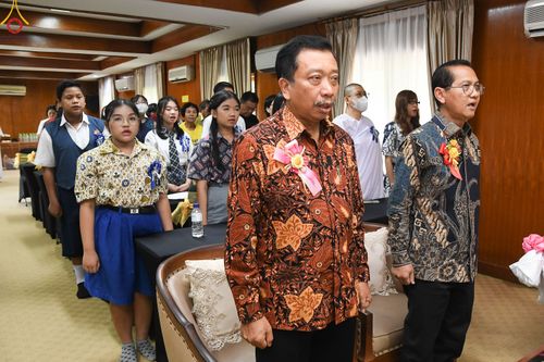 ภาพ No.82187:พิธีมอบรางวัลเกียรติยศและ การลงนามข้อตกลงความร่วมมือ (MOU)  โครงการสอบแข่งขัน  สอบตอบปัญหามงคลชีวิต 38 ประการ  ระหว่างประเทศ ในวันเสาร์ที่ 3 มิ.ย. พ.ศ.2566 ณ ห้องประชุม อวัทธนะ มหาเจดีย์บุโรพุทโธ ประเทศอินโดนีเซีย