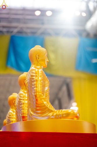 ภาพ No.78973:พิธีวางแผ่นจารึกชื่อ และพิธีวางพวงมาลัยสักการะพระบรมพุทธเจ้า ณ สภาธรรมกายสากล วัดพระธรรมกาย วันที่ 2 เมษายน พ.ศ. 2566