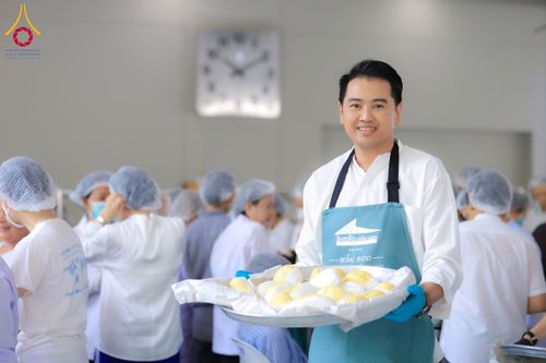 ภาพ No.323587:วันที่ 21 เมษายน 2569 ปอกทุเรียน 26 ตัน 75,000 กล่อง เตรียมงานถวายสังฆทาน40000กว่าวัดทั่วประเทศ