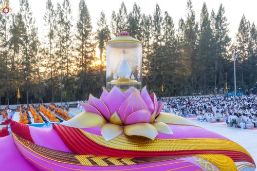 ภาพ No.292363:วันที่ 11 มกราคม พ.ศ. 2569 พิธีตักบาตรพระธรรมยาตรา ณ อนุสรณ์สถานคลองบางนางแท่น อ.สามพราน จ.นครปฐม ในโครงการธรรมยาตรา กตัญญูบูชา มหาปูชนียาจารย์ พระมงคลเทพมุนี(สด จนฺทสโร) พระผู้ปราบมาร อนุสรณ์สถาน 7 แห่ง ปีที่ 14