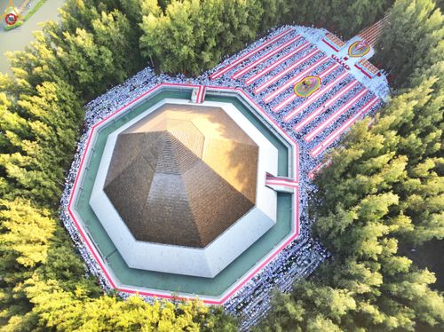 ภาพ No.289260:วันที่ 7 มกราคม พ.ศ. 2569 พิธีตักบาตรพระธรรมยาตรา ณ อนุสรณ์สถานลำดับที่ 1 สถานที่เกิดด้วยรูปกายเนื้อ อนุสรณ์สถานมหาวิหารพระมงคลเทพมุนี (โลตัสแลนด์) อ.สองพี่น้อง จ.สุพรรณบุรี ในโครงการธรรมยาตรา กตัญญูบูชา มหาปูชนียาจารย์ พระมงคลเทพมุนี(สด จนฺทสโร) พระผู้ป