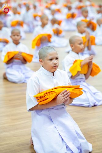 ภาพ No.319510:วันเสาร์ที่ 4 เมษายน พ.ศ.2569 พิธีขอขมา มอบผ้าไตร และถวายบาตรแด่นาคธรรมทายาท ในโครงการบรรพชาสามเณรฟื้นฟูพระพุทธศาสนาทั่วไทย โครงการหน่อแก้วเปรียญธรรม รุ่นที่ 14 โครงการสามเณรยุวธรรมทายาท รุ่นที่ 34 โครงการสามเณรมัชฌิมธรรมทายาท รุ่นที่ 30 ณ สภาธรรมกายสากล