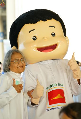 ภาพ No.279970:วันที่ 1 มกราคม พ.ศ.2569 พิธีตักบาตรในวันขึ้นปีใหม่ ณ ลานธรรม วัดพระธรรมกาย