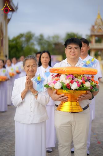 ภาพ No.278539:วันอาทิตย์ที่ 14 ธันวาคม พ.ศ.2568  พิธีเวียนประทักษิณ พิธีวันทาสีมาพระประธาน โครงการบวชบูชาธรรมมหาปูชนียาจารย์ ของศูนย์ปฏิบัติธรรมบุรีรัมย์ ณ วัดกลาง พระอารามหลวง จังหวัดบุรีรัมย์