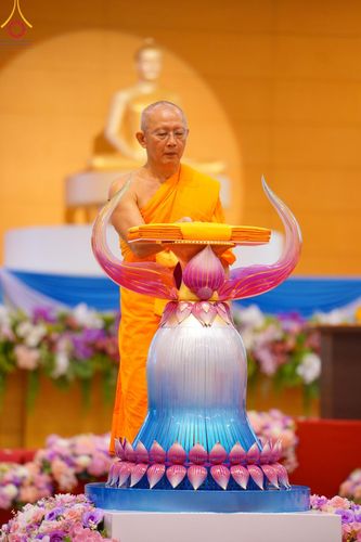 ภาพ No.150238:พิธีทอดผ้าป่าสมทบกฐินวัดพระธรรมกาย และสมทบกฐิน 30,000 วัดทั่วไทย ครั้งที่ 1 เนื่องในวันธรรมชัย 27 สิงหาคม พ.ศ.2567 ณ สภาธรรมกายสากล วัดพระธรรมกาย