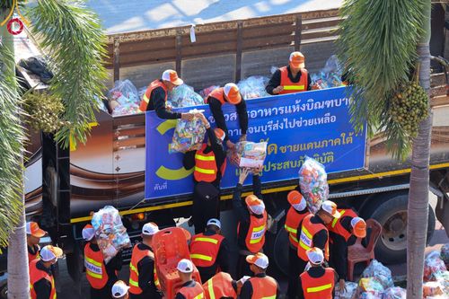 ภาพ No.101961:ตักบาตรพระ 10,000 รูป เติมบุญให้แผ่นดิน เนื่องในโอกาส 192 ปี จังหวัดกาญจนบุรี หนึ่งในโครงการตักบาตรพระ 2,000,000 รูป  77 จังหวัดทุกวัดทั่วไทย วันจันทร์ที่ 11 ธันวาคม พ.ศ. 2566 บริเวณถนนสองแคว (SKY WALK) เมืองกาญจนบุรี