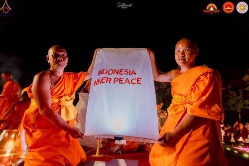 ภาพ No.224620:วันจันทร์ที่ 12 พฤษภาคม พ.ศ. 2568  ชาวพุทธในอินโดนีเซีย ร่วมฉลองวิสาขบูชาจุดประทีปกว่า 200,000 ดวง ณ พระมหาเจดีย์บรมพุทโธ  เจริญพุทธมนต์ถวาย “พระวชิรเกล้าเจ้าอยู่หัว”