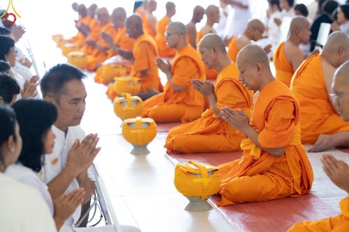 ภาพ No.199812:โครงการอุปสมบทหมู่บูชาธรรม 116 ปี คุณยายอาจารย์มหารัตนอุบาสิกาจันทร์ ขนนกยูง โครงการอุปสมบทหมู่ธรรมทายาท ระดับอุดมศึกษา รุ่นที่ 51 ภาคฤดูหนาว  ณ โบสถ์พระไตรปิฏก วัดพระธรรมกาย จ.ปทุมธานี  วันที่ 11 มกราคม พ.ศ. 2568 โดยมีพระครูปลัดรัตนวีรวัฒน์ เจ้าอาวาสวัด