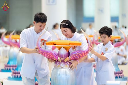 ภาพ No.134445:พิธีทอดผ้าป่าสมทบ มหาสังฆทาน 10,000 วัด ทั่วไทย วันอาทิตย์ต้นเดือนที่ 7 เมษายน พ.ศ.2567 ณ ห้องแก้วสารพัดนึก 1 สภาธรรมกายสากล  วัดพระธรรมกาย จ.ปทุมธานี