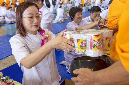 ภาพ No.240540:วันพุธที่ 27 สิงหาคม พ.ศ. 2568 พิธีตักบาตร ในวันธรรมชัย ณ วัดพระธรรมกาย จ.ปทุมธานี