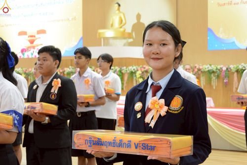 ภาพ No.246059:วันเสาร์ที่ 13 กันยายน พ.ศ. 2568 พิธีมอบผ้าไตรประธานกฐินสัมฤทธิ์เด็กดี V-Star ณ สภาธรรมกายสากล วัดพระธรรมกาย