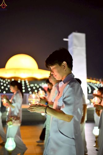 ภาพ No.224104:วันวิสาขบูชา วันอาทิตย์ที่ 11 พฤษภาคม พ.ศ. 2568 พิธีจุดวิสาขประทีป ,  พิธีเวียนประทักษิณรอบพระมหาธรรมกายเจดีย์ , พิธีฉลองชัยสวดมนต์บทธัมมจักกัปปวัตตนสูตร ครบ 7,357,000,000 จบ ณ มหารัตนวิหารคด วัดพระธรรมกาย