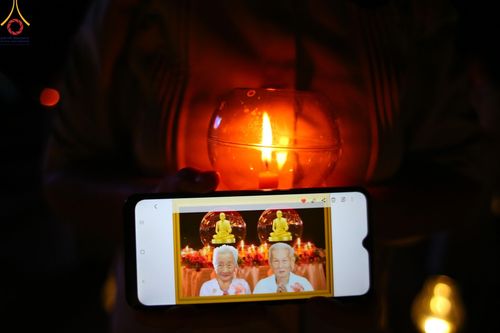 ภาพ No.279374:พิธีจุดวิสาขประทีป พิธีเวียนประทักษิณ ในวันวิสาขบูชา พุธที่ 22 พฤษภาคม พ.ศ. 2567 ( วันพระขึ้น 15 ค่ำ เดือน 6 ) ณ ลานธรรม พระมหาธรรมกายเจดีย์ วัดพระธรรมกาย จ.ปทุมธานี