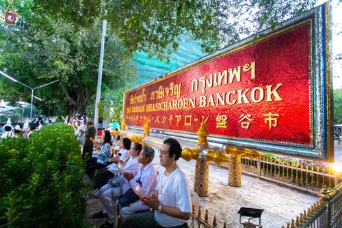 ภาพ No.201712:พิธีจุดประทีปถวายเป็นพุทธบูชา และบูชาธรรมมหาปูชนียาจารย์ ณ อาคารธรรมยาตรา กตัญญูบูชามหาปูชนียาจารย์ ตรงข้ามวัดปากน้ำภาษีเจริญ จ.กรุงเทพมหานคร ในโครงการธรรมยาตรา กตัญญูบูชา มหาปูชนียาจารย์ พระมงคลเทพมุนี(สด จนฺทสโร) พระผู้ปราบมาร อนุสรณ์สถาน 7 แห่ง