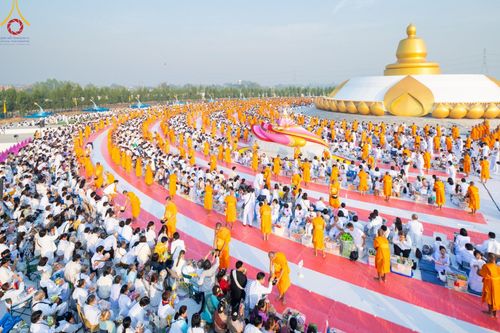 ภาพ No.201169:พิธีตักบาตรพระธรรมยาตรา ณ อนุสรณ์สถานลำดับที่ 5 สถานที่เผยแผ่วิชชาธรรมกายครั้งแรก อนุสรณ์สถานบางปลา วัดบางปลา อำเภอบางเลน จังหวัดนครปฐม ในโครงการธรรมยาตรา กตัญญูบูชา มหาปูชนียาจารย์ พระมงคลเทพมุนี(สด จนฺทสโร) พระผู้ปราบมาร อนุสรณ์สถาน 7 แห่ง ปีที่ 13