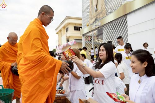 ภาพ No.242028:วันอาทิตย์ที่ 31 สิงหาคม พ.ศ. 2568 พิธีทำบุญแด่คณะสงฆ์ 122 รูป ฉลอง 121 ปี อำเภอคลองหลวง จ.ปทุมธานี เพื่อนำส่งช่วยเหลือคณะสงฆ์ 323 วัด 4 จังหวัดชายแดนภาคใต้ และช่วยเหลือประชาชนจากเหตุปะทะ แนวชายแดนไทย-กัมพูชา ณ บริเวณหน้าที่ว่าการอำเภอคลองหลวง 