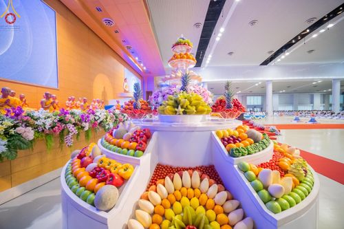 ภาพ No.177718:พิธีตักบาตรและพิธีบูชาข้าวพระ ในวันอาทิตย์ต้นเดือนที่ 1 ธันวาคม พ.ศ. 2567 ณ สภาธรรมกายสากล วัดพระธรรมกาย