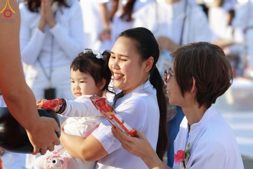 ภาพ No.187877:พิธีตักบาตรฉลองพระใหม่ ต้อนรับพุทธศักราช 2568 ณ ลานธรรมพระมหาธรรมกายเจดีย์ วัดพระธรรมกาย จ.ปทุมธานี วันที่ 1 มกราคม พ.ศ. 2568