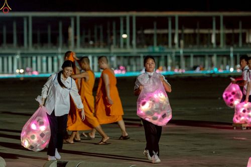 ภาพ No.241120:วันพุธที่ 27 สิงหาคม พ.ศ. 2568 พิธีจุดประทีป ในวันธรรมชัย ณ วัดพระธรรมกาย