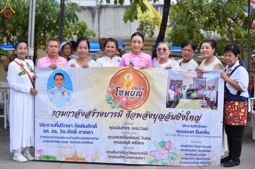 ภาพ No.150943:พิธีเจริญพระพุทธมนต์ และทำบุญตักบาตรแด่คณะสงฆ์ จำนวน 121 รูป เนื่องในโอกาสฉลองครบรอบ 120 ปี อำเภอคลองหลวง จังหวัดปทุมธานี เพื่อถวายเป็นพุทธบูชา ช่วยเหลือผู้ประสบความเดือดร้อนจากอุทกภัย และคณะสงฆ์ 323 วัด 4 จังหวัดชายแดนภาคใต้ วันเสาร์ที่ 31 สิงหาคม พ.ศ. 