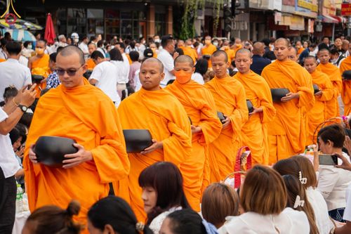 ภาพ No.126185:พิธีทำบุญเมืองนครราชสีมา ฉลอง 556 ปี ตักบาตรพระ 10,000 รูป ในวันเสาร์ที่ 2 มีนาคม พ.ศ.2567 ณ อนุสาวรีย์ท้าวสุรนารี จ.นครราชสีมา จัดโดย คณะสงฆ์จังหวัดนครราชสีมา ร่วมกับสำนักงานจังหวัดนครราชสีมา