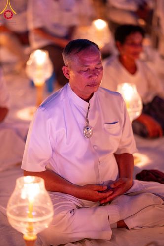 ภาพ No.109716:พิธีจุดประทีปถวายเป็นพุทธบูชา และบูชาธรรมมหาปูชนียาจารย์ วันที่ 10 มกราคม พ.ศ. 2567 ณ อนุสรณ์สถานคลองบางนางแท่น อ.สามพราน จ.นครปฐม
